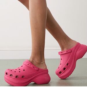 Crocs Bae clogs in dragon fruit pink, Size 10, NWT